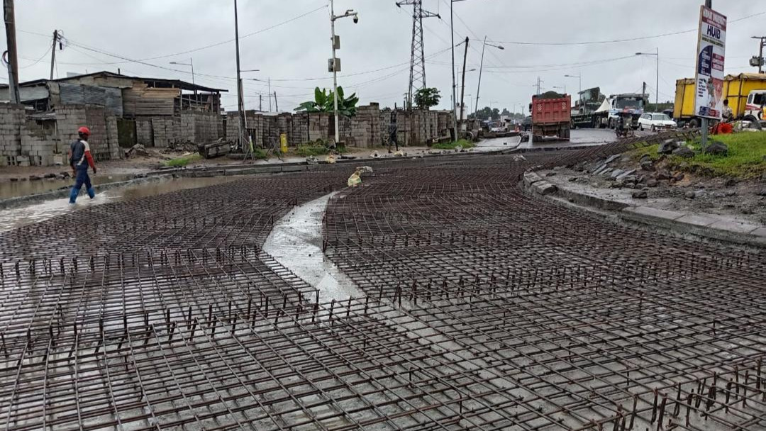 Entrée Ouest de la ville de Douala: les travaux de traitement des giratoires se poursuivent au Carrefour Sapeur
