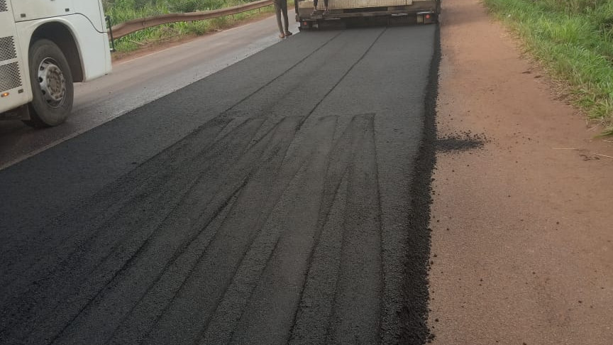 Route Yaoundé-Ayos-Bonis: l’entreprise exécute des travaux de deflachage à Abong Mbang