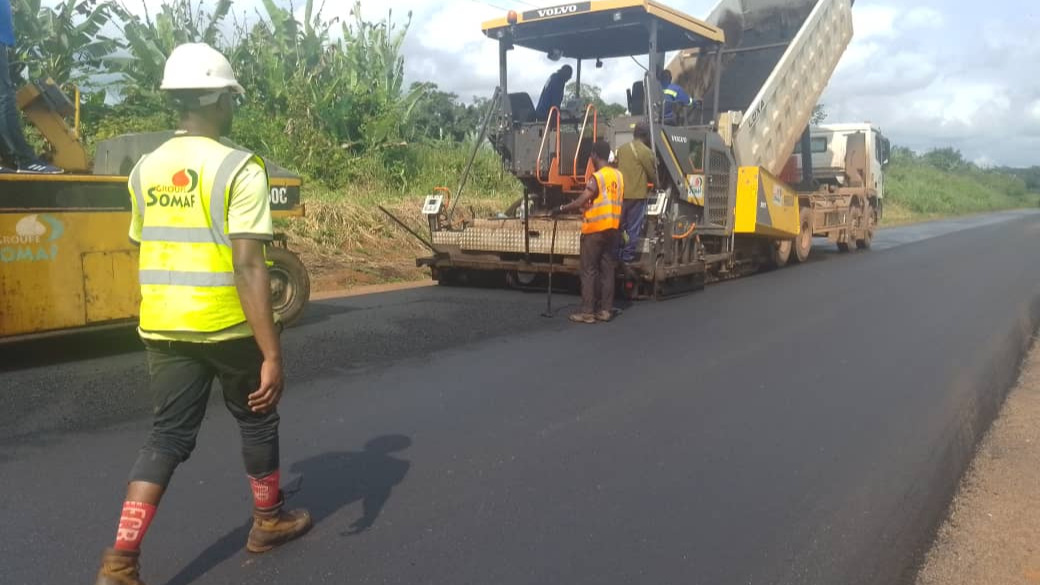 Nationale N10, Yaoundé-Ayos Bonis: l’entreprise SOMAF accélère la mise en œuvre du bitume à Abong Mbang