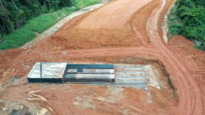 Construction d’un pont et de ses accès sur le fleuve Nyong à Malombo : les travaux du dalot de décharge se poursuivent