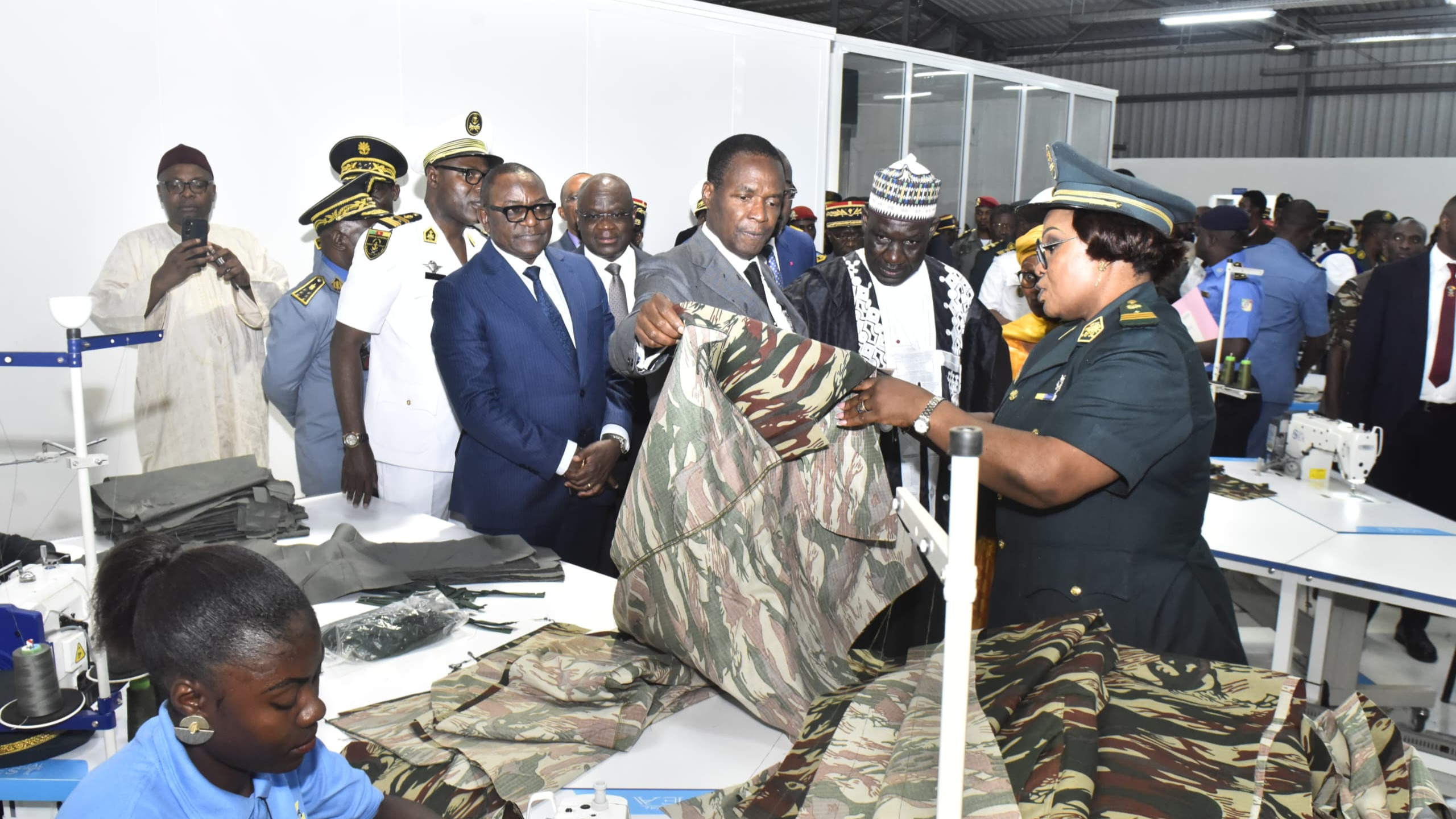 Monsieur Béti Assomo Joseph Ministre de la défense : Félicitations pour la construction de l'atelier moderne de confection des tenues de l'armée