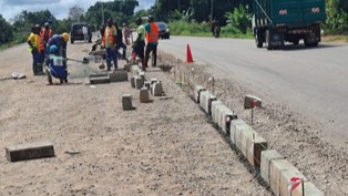 Pénétrante Nord de Yaoundé : l’entreprise procède à la pose des bordures du terre-plein central