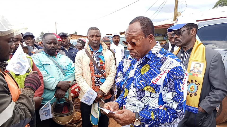 Présidentielle 2025 : Emmanuel Nganou Djoumessi au contact des populations du marché Bangang pour le candidat Paul Biya