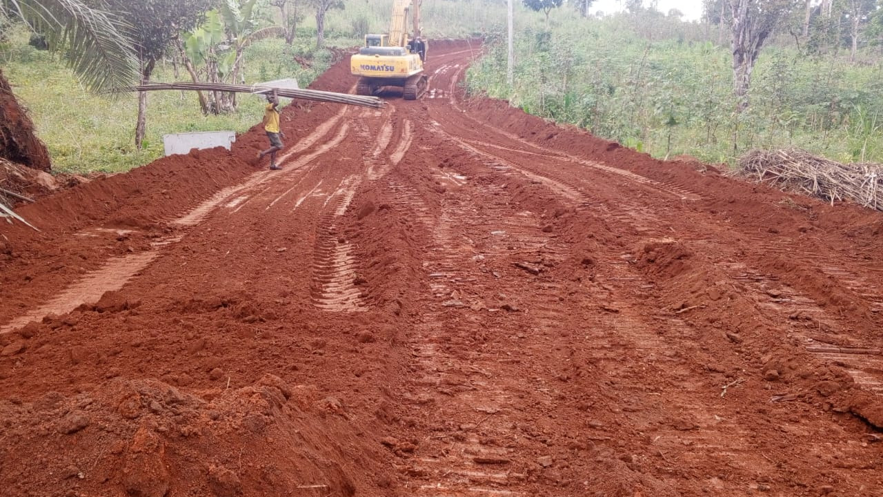 Falaise de Dschang : l'entreprise CFHEC aménage la voie d’accès au site de latérite