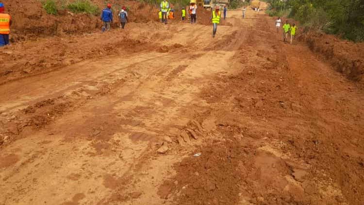 Construction de la route Edéa-Dizangue : l’exécution des fouilles pour la pose des caniveaux se poursuit