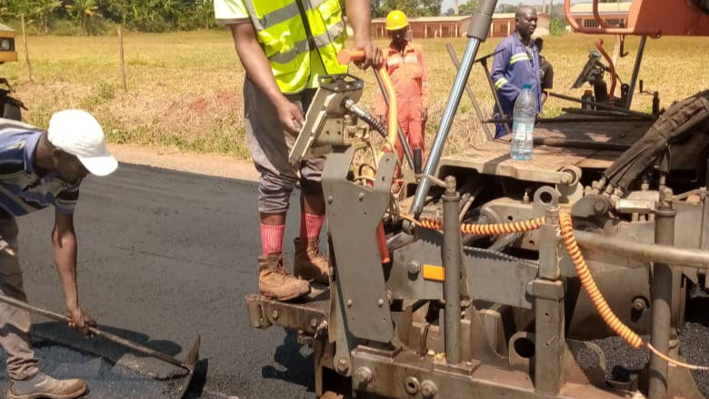 Entretien confortatif de la Nationale N°10, Yaoundé-Ayos-Bonis : les travaux de traitement de la chaussée s’étendent sur la section Abong Mbang-Bonis