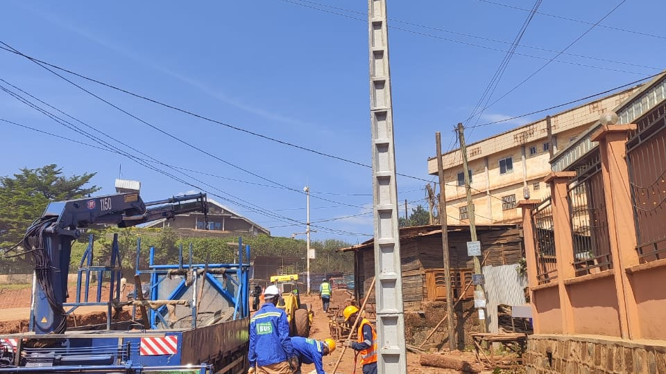 Boulevard urbain sur la traversée urbaine de Bamenda : l’entreprise prépare les sections destinées à recevoir les remblais