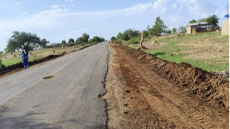Réhabilitation de la route Maroua-Moutourwa : l’entreprise procède au remblayage des zones d’élargissement