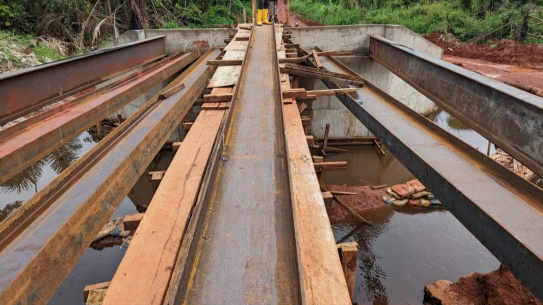 Construction d'un pont définitif mixte sur la rivière Nkouale sur la N21: l'entreprise reprend les travaux sur le site