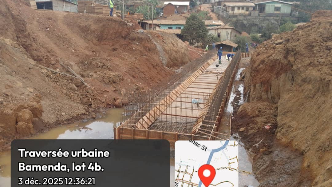 Boulevard urbain en construction à Bamenda : les travaux de préparation de la plate forme progressent