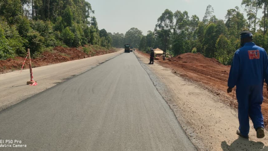 Ndu–Nkambe : MAG poursuit la mise en œuvre du béton bitumineux sur la couche de roulement