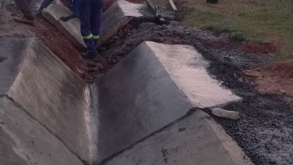 Boucle de la Lékié : Ararab Contractors effectue des réparations sur les fossés du PK 7+500