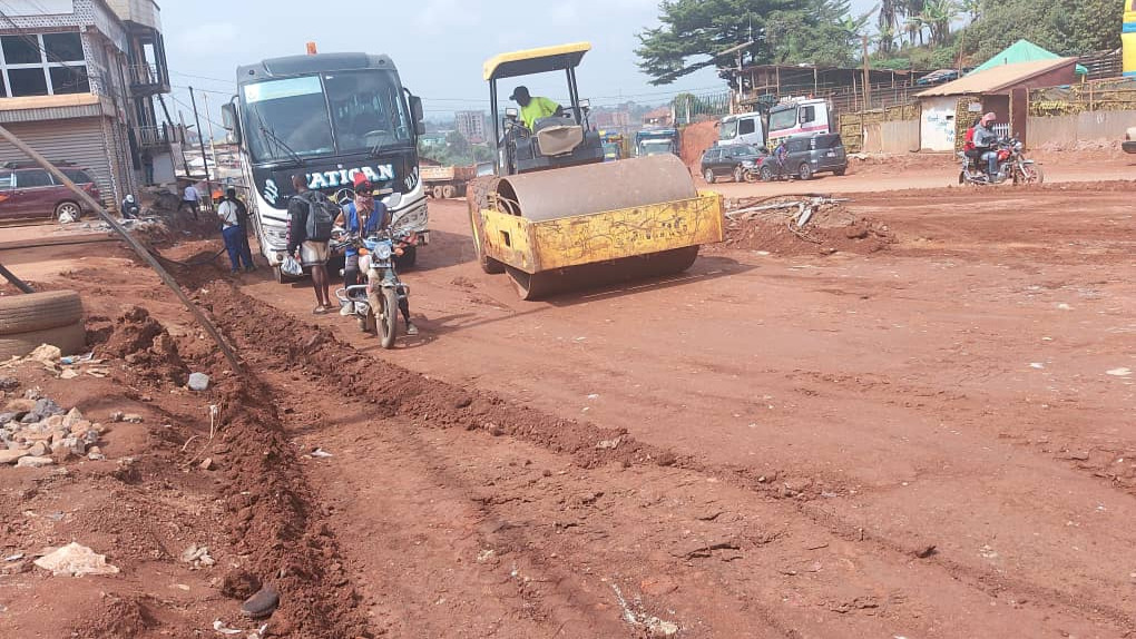Construction d’un boulevard urbain dans la ville de Bamenda : les terrassements généraux se poursuivent