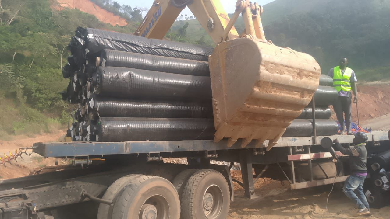 Falaise de Dschang : l’entreprise CFHEC réceptionne les géogrilles