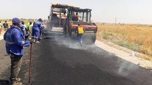 Construction de la section Mora-Tchakamari : l’entreprise prépare le revêtement des couches de chaussée déjà mises en œuvre