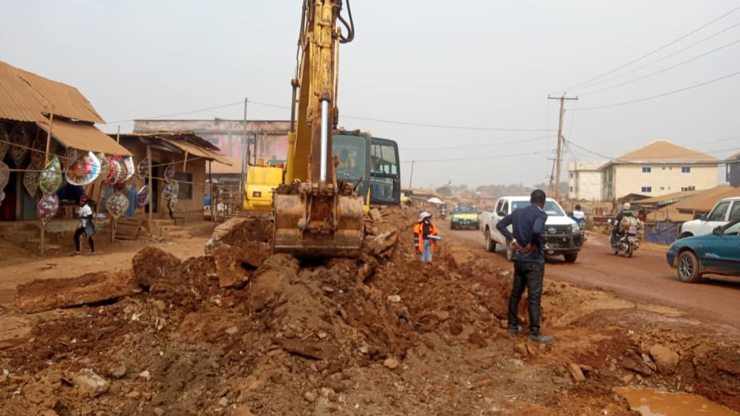 Construction d'un boulevard urbain à Bamenda : les travaux d'assainissement se poursuivent entre le PK 4+560 et le PK 4+750