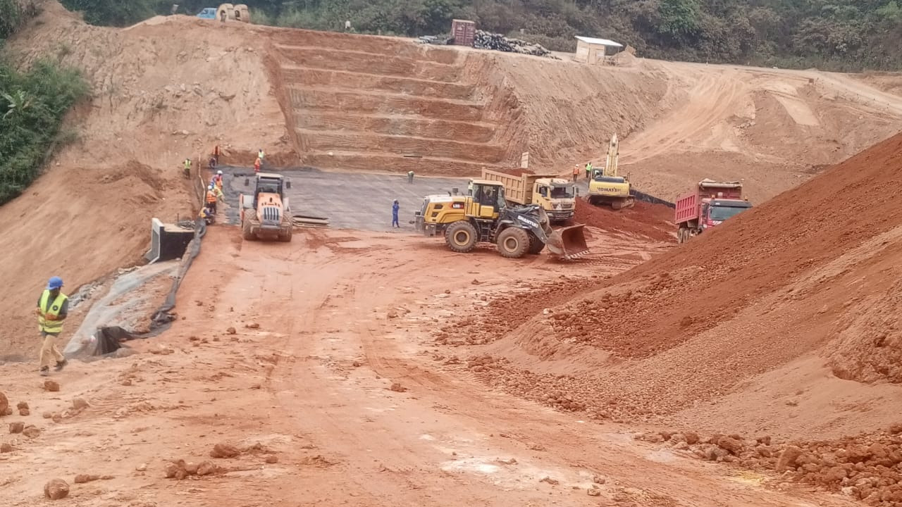 Falaise de Dschang : CFHEC poursuit le renforcement  du remblai de la voie de contournement