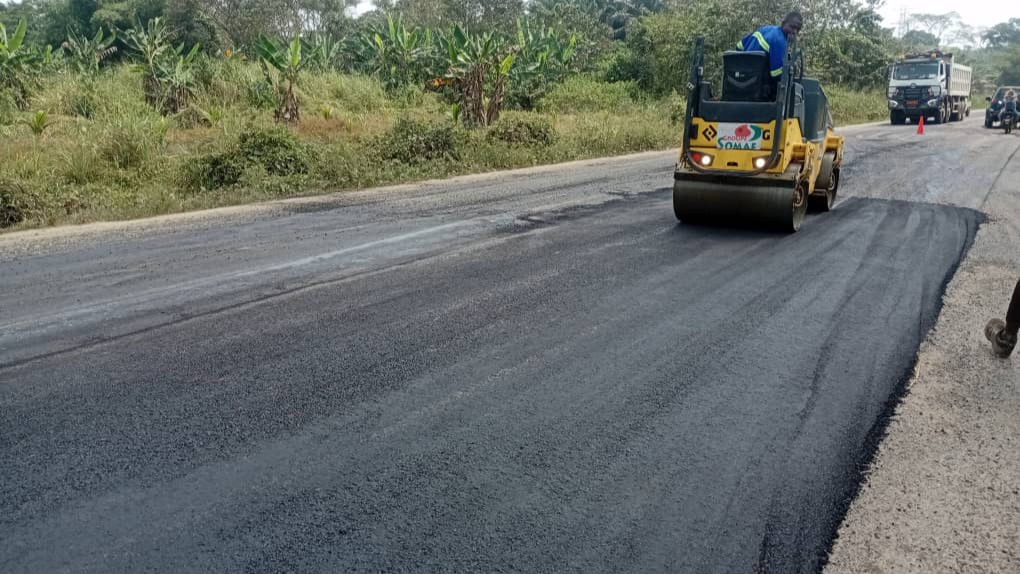 Entretien de la route Edéa-Kribi : les interventions combinées de SOMAF et de la régie MINTP progressent