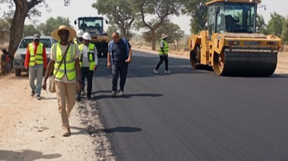 Construction de la section Bogo-Guirvidig (32.86 Km) : le bitume recouvre peu à peu la terre