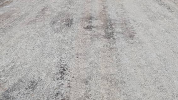 Bitumage de la route Mvangan – Nkpwaebae 2 (40,7 km) : l’entreprise exécute la couche d’imprégnation sablée