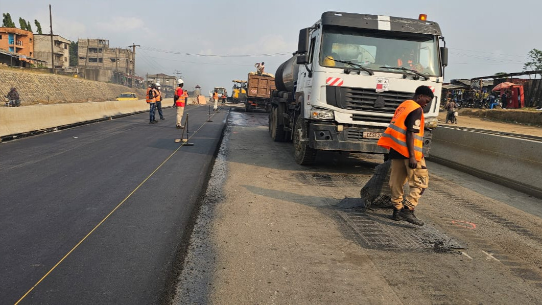 Aménagement de l'Entrée Est de Douala: MAG démarre la mise en œuvre du béton bitumineux