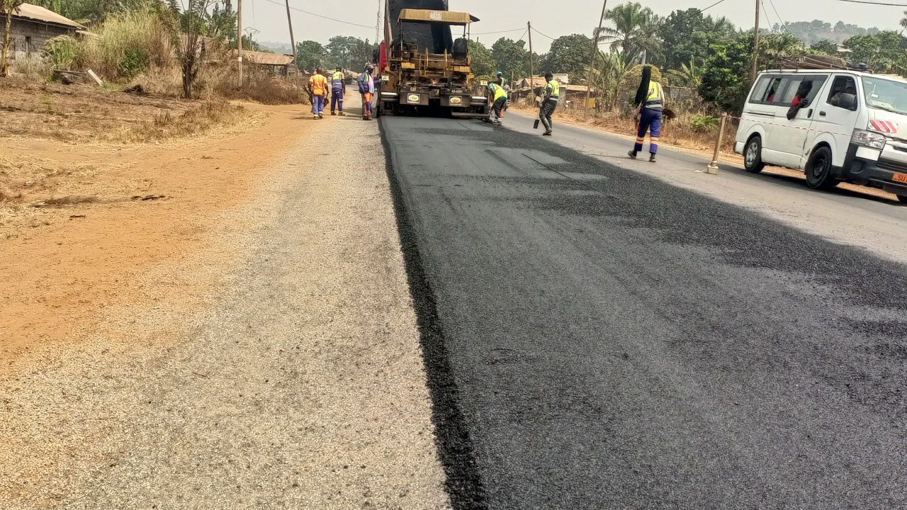 Entretien confortatif de la route Foumbot-Foumban : l’entreprise met le béton bitumineux en œuvre
