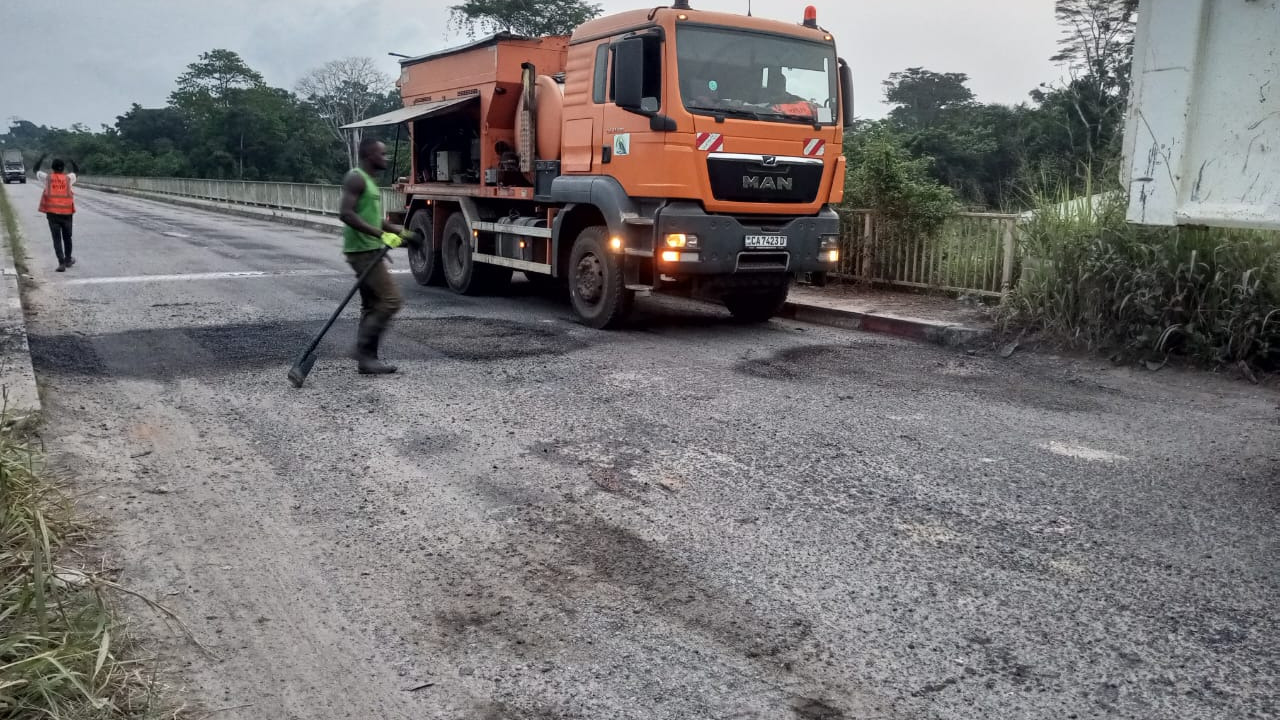 Entretien confortatif de la route Edéa – Kribi (N7) : plus de 20 km de points critiques traités en régie sur la section Pont Bivouba-Kribi