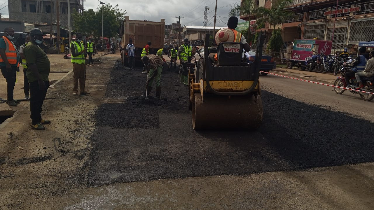 Entretien confortatif de la route Ndokayo–Garoua-Boulaï : les équipes accentuent les interventions en zone urbaine