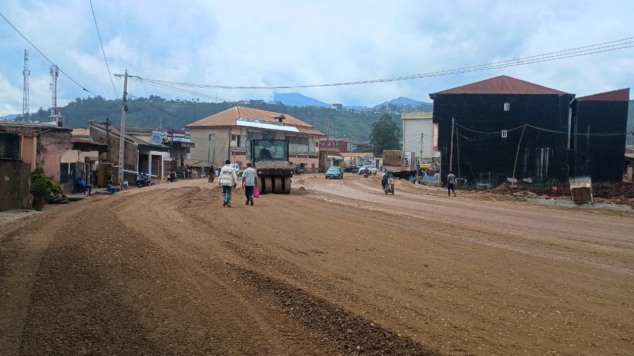 Traversée urbaine de Bamenda : les travaux de chaussée et d’assainissement progressent