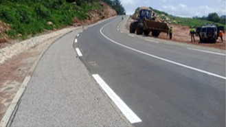 Construction de la section Ndu – Nkambe (31 km) : les travaux de signalisation horizontale se poursuivent