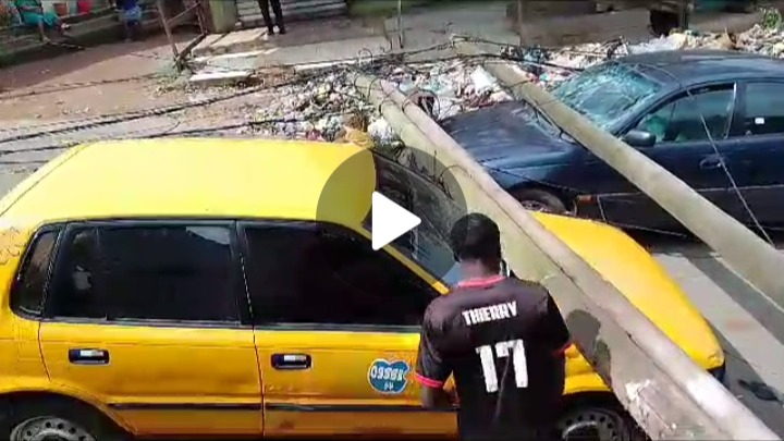 Trois énormes poteaux électriques tombent sur deux voitures à Yaoundé 