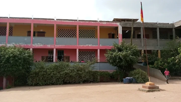 Pr. Laurent Serge ETOUNDI NGOA Ministre des enseignements de base    troisième semaine après la rentrée scolaire le complexe scolaire NESTOR TOUKEA à Nkolmesseng Est toujours fermé